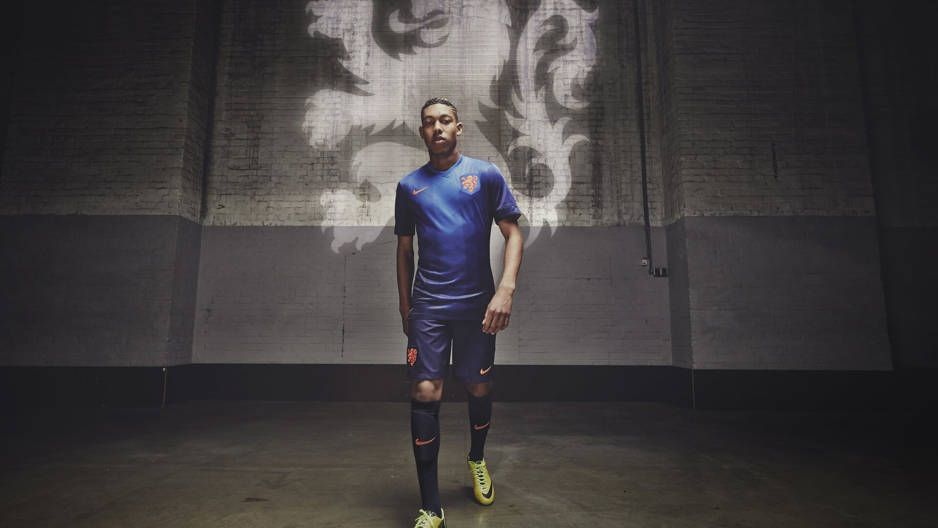 伊朗队雪地滑跪庆祝进球，冻掉了膝盖套，伊朗摔跤手