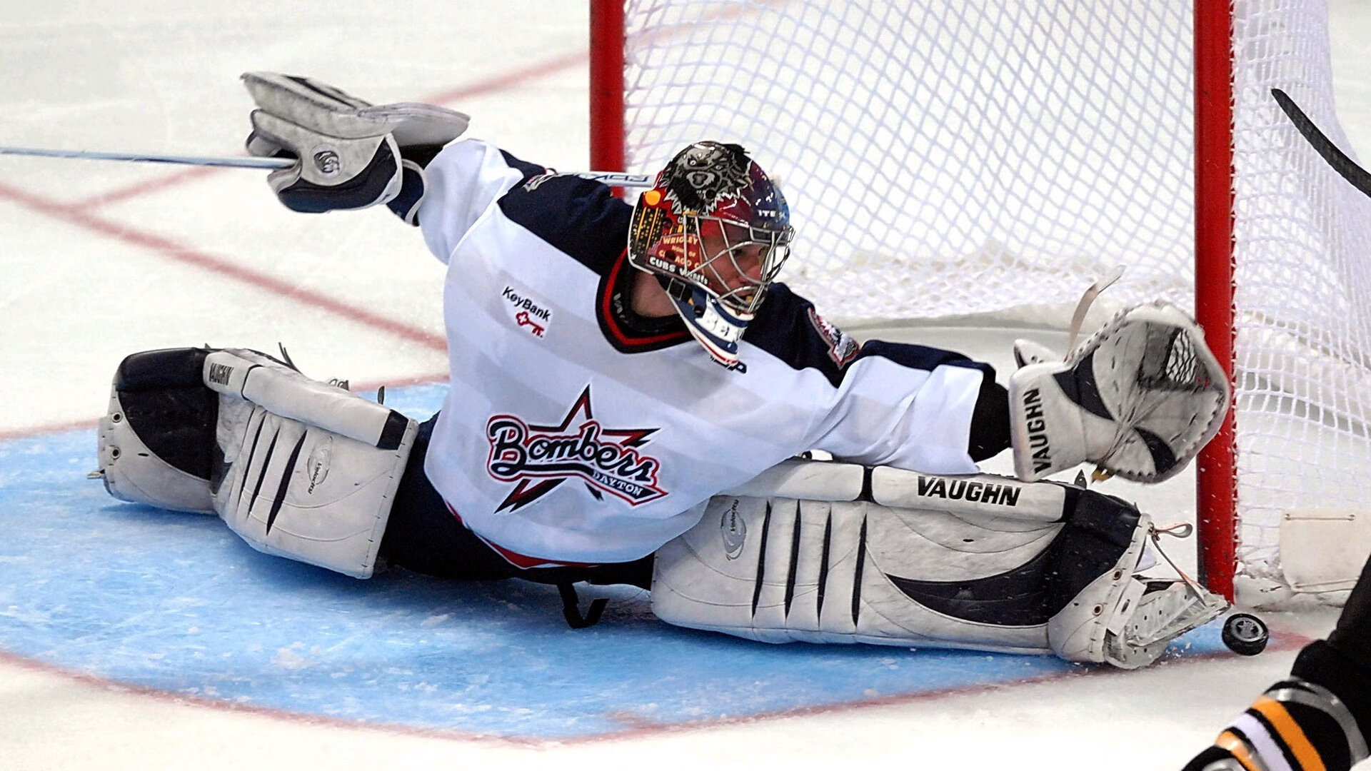 伊朗队雪地滑跪庆祝进球，冻掉了膝盖套，伊朗摔跤手